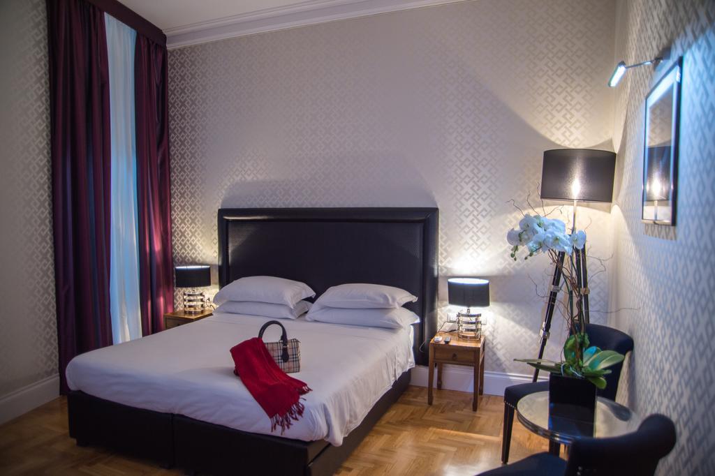 Zimmer mit Kingsize-Bett und Balkon